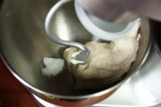 厨师机先1档混合到无干粉，再转2-3档打到面团能拉出厚膜，再加入软化好的椰油，如果椰油是液体状态，要和冰水一起在步骤2就要放入。先1档让椰油和面团融合，再转2-3档打面，打成光滑面团