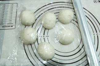 面团揉好，取出，分成6等份。盖保鲜膜松弛20分钟。