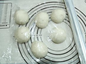 面团揉好，取出，分成6等份。盖保鲜膜松弛20分钟。