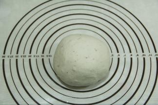 贝果面团偏硬，打的时候要耐心，不需要打出手套膜，可以拉出有弹性的薄膜即可。就是要求面团光滑。时间需要看自己厨师机功率。