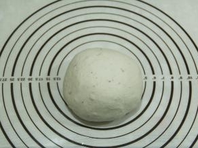 贝果面团偏硬，打的时候要耐心，不需要打出手套膜，可以拉出有弹性的薄膜即可。就是要求面团光滑。时间需要看自己厨师机功率。