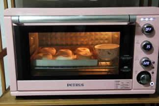 放入烤箱，开发酵档，35度，烤箱里放碗温水，增加湿度，湿度75，发20-30分钟。