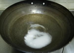 倒入锅里，将水烧开，记得搅拌，让糖融化呀，烧开后转最小火，保持糖水有点咕嘟咕嘟即可，一定要最小火。等着贝果发酵好，发好烤箱立即转上下200度进行预热。