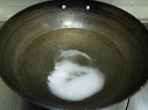 倒入锅里，将水烧开，记得搅拌，让糖融化呀，烧开后转最小火，保持糖水有点咕嘟咕嘟即可，一定要最小火。等着贝果发酵好，发好烤箱立即转上下200度进行预热。