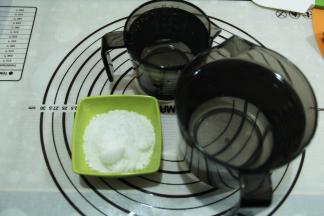 发酵过程，准备好的清水，细砂糖，