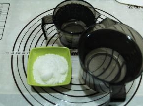 发酵过程，准备好的清水，细砂糖，