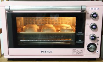 煮好，漏勺捞出。正好直接沥水了，放在油纸上，全部煮好，立即放入预热好的烤箱，转上下195，烤18分钟。