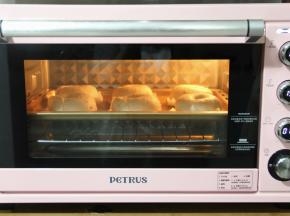 煮好，漏勺捞出。正好直接沥水了，放在油纸上，全部煮好，立即放入预热好的烤箱，转上下195，烤18分钟。