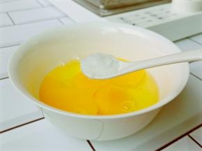 先把鸡蛋嗑入碗里，加半勺盐【不加盐蒸好的蛋羹不会凝固】