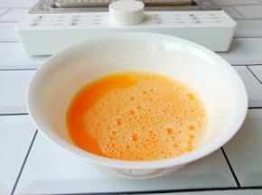 用筷子顺着一个方向打散。