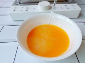 加入凉开水【一个鸡蛋液的量加一个半的水，按照这个比例加水就可以】再用筷子轻轻搅打一下。