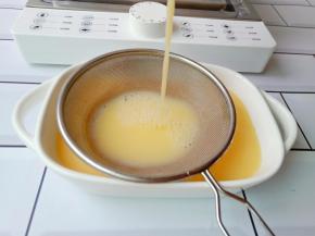 鸡蛋液一定要过滤【这是蒸好的蛋液嫩的关键点】如果还有泡泡就用勺子撇一下。盘子盖上一层保鲜膜。