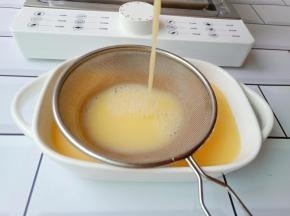 鸡蛋液一定要过滤【这是蒸好的蛋液嫩的关键点】如果还有泡泡就用勺子撇一下。盘子盖上一层保鲜膜。
