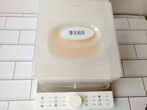 盘子放入臻米折叠蒸汽锅蒸10分钟。