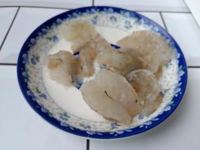 再剥虾壳，在对虾背部轻轻划一下。