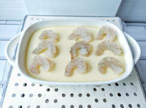 10分钟鸡蛋羹蒸的凝固了，把对虾放上面继续再蒸5分钟。