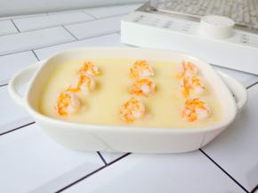 这是蒸好的虾仁鸡蛋羹。