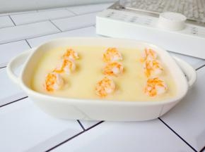 这是蒸好的虾仁鸡蛋羹。