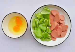 青椒切滚刀块，火腿肠切片，鸡蛋打散。