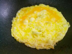 起锅热油煎熟鸡蛋，盛出备用。