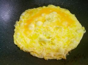 起锅热油煎熟鸡蛋，盛出备用。
