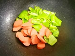 另起油锅，加青椒火腿炒熟。