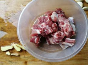 排骨清洗干净沥干水分备用。姜切片洗净。