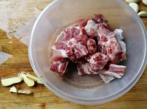 排骨清洗干净沥干水分备用。姜切片洗净。