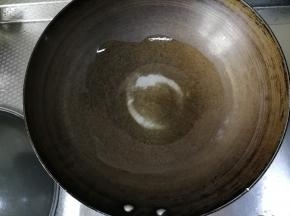 干净无水锅，开大火，倒入玉米油。将油烧热。