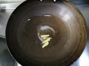 下姜片。爆香。