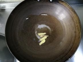 下姜片。爆香。