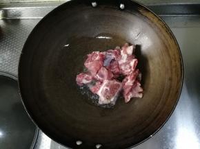 倒入排骨，开始翻炒。