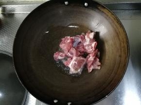 倒入排骨，开始翻炒。