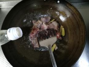 炒到略微变色，倒入料酒去腥。继续不停的翻炒2-3分钟。