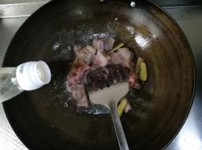 炒到略微变色，倒入料酒去腥。继续不停的翻炒2-3分钟。