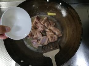然后倒入清水，末过排骨。盖锅盖。