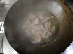 等锅里汤汁烧开后，转中小火慢炖十分钟左右。