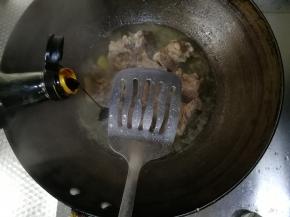 倒入老抽，翻炒上色。继续盖锅盖炖煮10分钟左右。