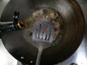 倒入老抽，翻炒上色。继续盖锅盖炖煮10分钟左右。