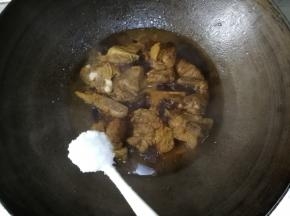 然后加入糖，盐。翻炒均匀。转小火继续炖。