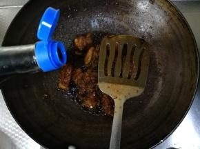 等锅里汤汁略微收干，倒入醋，糖醋糖醋，一定要有醋，哈哈。炒匀，然后继续炖到汤汁收干，肉软烂即可。