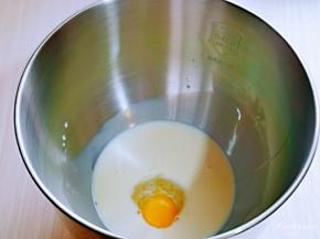 首先将牛奶倒入厨师机桶中，加入鸡蛋，盐、糖对角放。(牛奶可以预留一些，后期看状态添加，因为不同面粉吸水性不同)