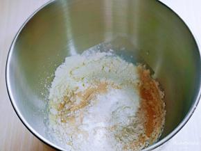 最后加入软欧面包粉，酵母粉，启动厨师机1档揉面至了扩展阶段。