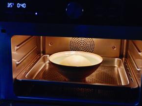 入蒸烤箱进行发酵。(室温发酵也可以，但是一定要保持面团的湿度。)