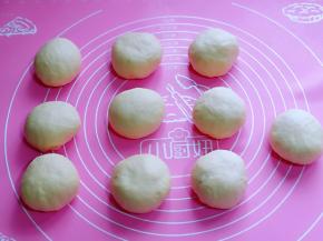 取出发酵好的面团，分割成等份的小面团，盖上湿醒发10分钟。