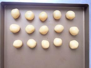 醒面结束后，把面团分割成相应大小的小面团，滚圆