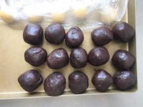 豆沙也对应饼皮的分数揉成团