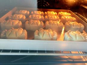 表面用喷壶雾状喷一层水，放入提前预热好的烤箱中，200度定型烤5分钟，取出晾3～5分钟，再刷一层蛋液