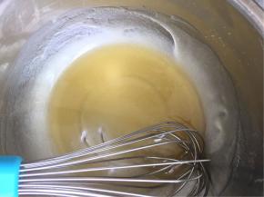 转化糖浆和枧水混合均匀后再加入花生油混合均匀