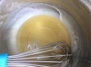 转化糖浆和枧水混合均匀后再加入花生油混合均匀
